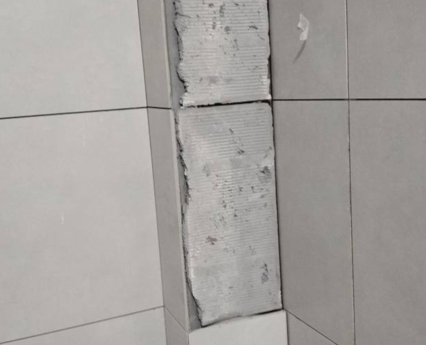 大安瓷砖空鼓维修公司分享下瓷砖施工前基层浇水润湿程度不足，可能导致以下问题